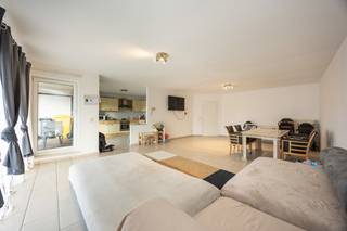 Lichtrijk appartement in centrum van Turnhout met o.a. 2 slaapkamers en een ruim terras achteraan. 2 overdekte autostaanplaatsen. EPC-Label C...