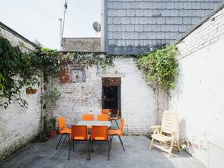 Maison prête à emménager, 3 chambres et espace extérieur, à proximité de Gand-Dampoort<br /><br />Cette maison spacieuse, d'une surface utile de 173 m², a été rénovée en une habitation fonctionnelle comptant trois chambres et un agréable espace extérieur.<br /><br />Elle se situe à distance de marche de la gare de Gand-Dampoort et de plusieurs parcs, dont le Bijgaardepark, avec ses prairies fleuries, ses pelouses ouvertes et ses aires de jeux pour enfants de différents âges. Idéal pour qui souhaite combiner la proximité de la verdure avec une bonne accessibilité générale.<br /><br />La maison se distingue notamment par quelques accents bien pensés : la cuisine et la salle de bains sont réalisées sur mesure, et les deux chambres de l'étage supérieur disposent chacune de leur propre mezzanine.<br /><br />En résumé : prête à emménager, trois chambres et espace extérieur, à courte distance du centre de Gand.<br /><br />Pour plus d'informations, écrivez à info@carloeggermont.be