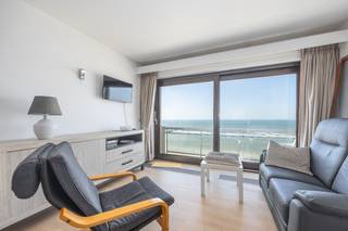 Welkom in deze verzorgde studio in residentie <strong>Twins</strong>, uitstekend gelegen op de zevende verdieping van de <u>Zeedijk</u> in Middelkerke.<br /><br />Vanuit het terras geniet u van een prachtig <strong>frontaal zeezicht</strong>, terwijl u zich op wandelafstand bevindt van het strand, het casino, winkels, gezellige horecazaken en het openbaar vervoer.<br />Een topligging voor wie volop wil genieten van de Belgische kust.<br /><br />De studio is praktisch ingedeeld, baadt in het <u>natuurlijke licht</u> dankzij de grote raampartijen en wordt volledig gemeubeld aangeboden.<br />Bovendien beschikt de studio over een <strong>privatieve kelderberging</strong>, ideaal voor extra opslagruimte.<br /><br /><u><strong>Indeling</strong></u>
<ul>
<li>Lichtrijke leefruimte met grote raampartijen</li>
<li>Praktisch opklapbed</li>
<li>Open keuken</li>
<li>Badkamer met douche, lavabo en toilet</li>
<li>Terras met prachtig <strong>frontaal zeezicht</strong></li>
</ul>
Daarnaast beschikt de residentie over een <u>gemeenschappelijke fietsenberging en een afvallokaal</u>.<br /><br /><u><strong>Troeven</strong></u>
<ul>
<li>Frontaal zeezicht</li>
<li>Topligging op de Zeedijk</li>
<li><u>Energiezuinig</u> (EPC B)</li>
<li>Privatieve kelderberging</li>
<li><strong>Conforme</strong> elektrische keuring</li>
<li>Volledig gemeubeld en instapklaar</li>
<li> Afvallokaal</li>
<li>Parkeermogelijkheden in de directe omgeving</li>
</ul>
Bent u op zoek naar een interessante investering of een zorgeloos tweede verblijf aan zee? Dan is deze instapklare studio beslist een bezoek waard.<br />Contacteer ons vandaag nog voor een bezichtiging.