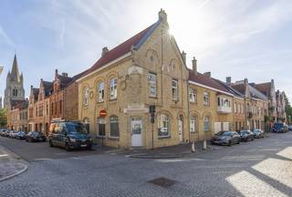 MAGISTRAAL HERENHUIS IN HET CENTRUM VAN NIEUWPOORT-STAD – OFFICIËLE 4-STERREN VAKANTIEWONING MET APPARTEMENT, INKOMSTEN EN 2 GARAGES<br />Karaktervol herenhuis op een topligging in Nieuwpoort-Stad, op slechts ca. 200 meter van de Markt. Dit statige hoekpand combineert een prachtige gevel in de typische stijl van Nieuwpoort-Stad met royale leefruimtes, hedendaags comfort en een bewezen verhuurpotentieel.<br />De woning ligt rustig, maar toch vlak bij winkels, horeca en alle voorzieningen. Via de imposante inkomhal bereikt u de ruime, volledig vernieuwde leefkeuken met hoogwaardige afwerking. De grote raampartij zorgt voor veel licht en geeft uit op het ruime, zonnige terras, waar u in alle privacy kunt genieten.<br />Op het gelijkvloers bevindt zich een ruime slaapkamer met aansluitende badkamer, ideaal als master bedroom. De verdieping omvat drie volwaardige slaapkamers, waarvan één met eigen douche en lavabo, plus een familiebadkamer met douche en ligbad.<br />Het dak en de verwarmingsketel werden recent vernieuwd. De volledig geïsoleerde zolder biedt bovendien nog extra mogelijkheden, afhankelijk van de gewenste invulling en eventuele vergunningen.<br /><br />OFFICIËLE 4-STERREN VAKANTIEWONING<br />De woning is officieel aangemeld en goedgekeurd als vakantiewoning en door Toerisme Vlaanderen geclassificeerd als 4-sterrenaccommodatie. De toeristische exploitatie is reeds succesvol uitgebouwd, met bewezen verhuurinkomsten en een uitstekende Booking.com-score van 9,4/10.<br />De koper verwerft dus niet alleen een uitzonderlijk pand, maar ook een bestaande, commercieel bewezen vakantiewoning met een sterke reputatie en de aanwezige inboedel, waardoor de exploitatie onmiddellijk kan worden verdergezet.<br />Alle aangepaste meubelen van de vakantiewoning zijn over te nemen aan een prijs van 25.000€<br /><br />EXTRA STABIELE HUURINKOMSTEN<br />Bij het geheel hoort bovendien een appartement met garage, momenteel verhuurd op jaarbasis. Dit zorgt voor een bijkomende, stabiele inkomstenstroom naast de toeristische verhuur.<br />Het eigendom beschikt daarnaast over twee praktische garages, een bijzonder waardevolle troef in het centrum van Nieuwpoort-Stad.<br /><br />BELANGRIJKSTE TROEVEN:<br /><br />● karaktervolle gevel in de typische stijl van Nieuwpoort-Stad<br />● rustige ligging op ca. 200 meter van de Markt<br />● ruime vertrekken met veel licht en een sterk ruimtegevoel<br />● vernieuwde leefkeuken met hoogwaardige materialen<br />● groot terras met privacy<br />● gelijkvloerse master bedroom met badkamer<br />● drie bijkomende slaapkamers<br />● twee badkamers<br />● recent vernieuwd dak en verwarmingsketel<br />● volledig geïsoleerde zolder met toekomstpotentieel<br />● officieel goedgekeurde vakantiewoning<br />● officiële 4-sterrenclassificatie van Toerisme Vlaanderen<br />● bewezen toeristische verhuurinkomsten<br />● Booking.com-score van 9,4/10<br />● bijhorend appartement met vaste huurinkomsten<br />● twee garages<br />● aanwezige inboedel voor onmiddellijke verderzetting<br /><br />Een zeldzame combinatie van karakter, ruimte, topligging en bewezen rendement in het hart van Nieuwpoort-Stad. Ideaal voor wie een stijlvolle woning zoekt met meerdere inkomstenstromen en bijkomend toekomstpotentieel.