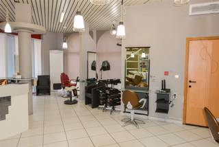 GOED GELEGEN HANDELSPAND - DIVERSE DOELEINDEN. Nu ingericht als kapsalon. Ingerichte handelsruimte. naastgelegen bureel. Apart toilet. Grote...