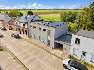 Op een rustige locatie te Assenede bevindt zich deze volledige gerenoveerde en instapklare half-open bebouwing! De woning combineert hedendaags wooncomfort met een uitstekende energiezuinigheid en een mooi, open uitzicht op de velden!<br /><br />De woning werd in 2011 grondig gerenoveerd en volledig geïsoleerd. De lichtrijke leefruimte met open keuken vormt het hart van de woning. Op de verdieping bevinden zich drie slaapkamers, waaronder de master bedroom met dressing, en een ruime badkamer met ligbad, inloopdouche en dubbele lavabo. De woning werd zo gebouwd dat alle ruimtes steeds gericht zijn, en voorzien zijn van grote raampartijen, om maximaal genot te hebben van het prachtige zicht op de velden!<br /><br />Troeven:<br />- EPC-label B (113 kWh/m²/jaar) - mits kleine aanpassingen bekom je snel een EPC-label A!<br />- Volledig gerenoveerd en alle schildelen geïsoleerd<br />- 5.060 Wp zonnepanelen en thuisbatterij van 10 kWh<br />- Drie slaapkamers, waarvan één met dressing<br />- Lichtrijke leefruimte met open keuken<br />- Ruime badkamer met ligbad én inloopdouche<br />- Carport voor 2 wagens met laadpaal<br />- Afzonderlijke fietsen- en technische berging<br />- Hoogrendementsbeglazing en PVC-schrijnwerk<br />- CV met condensatieketel op aardgas<br />- Elektrische installatie conform + geen asbest + top EPC-label B!<br /><br />Kortom: een verrassend complete, energiezuinige gezinswoning waar u zonder zorgen uw intrek kunt nemen. Het mooie uitzicht en de praktische indeling maken het plaatje helemaal af!<br />Meer info of een bezoek? Bel WIJSvastgoed op +32 9 395 80 10 !
