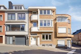 Deze karaktervolle gesloten bebouwing uit 1939 combineert authentieke charme met een verrassend ruime indeling. Dankzij de royale bewoonbare oppervlakte en de vele mogelijkheden is deze woning ideaal voor gezinnen of voor wie op zoek is naar extra ruimte en comfort.<br /><br />Bij het betreden van de woning kom je terecht in een inkomhal die toegang geeft tot de verschillende leefruimtes. De ruime woon- en eetkamer vormen samen een aangename leefomgeving, ideaal om gezellige momenten door te brengen met familie en vrienden. Aansluitend bevindt zich de afzonderlijke, volledig uitgeruste keuken.<br /><br />Op de verdiepingen bevinden zich vier volwaardige slaapkamers, waarvan één met toegang tot een terras, en een badkamer. Daarnaast beschikt de woning op de tweede verdieping over een aparte bureauruimte, die zich perfect leent voor thuiswerk, een hobbyruimte of een extra functionele invulling.<br /><br />Ook buiten heeft deze woning heel wat te bieden. De gezellige tuin vormt een heerlijke plek om te ontspannen en volop van het buitenleven te genieten. Een bijkomende troef is de rechtstreekse toegang tot de tuin via Agnetenberg. Daarnaast beschikt de woning over een ruime kelder, ideaal voor extra opslagruimte en eveneens bereikbaar via een trap vanuit de tuin.<br /><br />De woning is gunstig gelegen in Tongeren en biedt dankzij haar ruime indeling en karaktervolle uitstraling heel wat potentieel. Als extra troef bestaat bovendien de mogelijkheid om een afzonderlijke garagebox aan te kopen, gelegen op slechts 50 meter van de woning. Zo geniet je van extra parkeergemak en bergruimte in de onmiddellijke omgeving.<br /><br />Op zoek naar een ruime woning met karakter, mogelijkheden en een gunstige ligging? Dan is deze eigendom zeker een bezoek waard. Neem snel contact met ons op via 012/23.23.11 of via immo@confideo.be. 