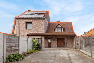 Charmante woning in Sint-Gillis-Dendermonde<br /><br />📍 Hullekenstraat 73, 9200 Dendermonde<br />🏡 Bruikbare vloeroppervlakte: ca. 262 m²<br />📊 EPC: 130 kWh/m²<br /><br />In het centrum van Sint-Gillis-Dendermonde bevindt zich deze zeer charmante en kwalitatief afgewerkte open bebouwing, waar ruimte, comfort en energiezuinig wonen mooi samenkomen.<br /><br />De woning wordt betreden via een centrale inkomhal die toegang geeft tot een bijzonder ruime en lichtrijke leefruimte met gezellige haard. De open, volledig uitgeruste keuken sluit hier perfect op aan en vormt samen met de leefruimte een aangename en open leefzone. Dankzij de grote raampartijen geniet u overal van veel lichtinval en een mooi zicht op de tuin.<br /><br />Verder beschikt de woning over een verzorgde badkamer met zowel bad als douche en maar liefst vier ruime slaapkamers, waardoor ze ideaal is voor gezinnen of wie extra ruimte zoekt voor bureau of hobby.<br /><br />Met een bewoonbare oppervlakte van ca. 262 m², een garage, oprit en overkapping biedt deze woning bovendien voldoende ruimte voor wie comfortabel wil wonen. Ook de kelder zorgt voor extra stockageruimte.<br /><br />De woning werd afgewerkt met kwaliteitsvolle materialen zoals meranti schrijnwerk, natuursteen en parket, wat bijdraagt aan de warme en tijdloze uitstraling. Energetisch scoort ze sterk met een EPC van 130 kWh/m².<br /><br />Een instapklare en karaktervolle woning op een centrale ligging die u zeker gezien moet hebben.<br />Voor meer informatie of een bezoek: 052 20 24 40 of niels@berno.be