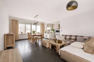 <p><span>Instapklaar 2-slaapkamerappartement met terras en garage (+€ 20.000).</span></p><p><span> </span></p><p><span> </span></p><ul><li><span>EPC B</span></li></ul><p><span> </span></p><ul><li><span>Kleinschalig gebouw (extreem lage gemeenschappelijke kosten)</span></li></ul><p><span> </span></p><ul><li><span>2 ruime slaapkamers (15,16 m² en 9,87 m²)</span></li></ul><p><span> </span></p><ul><li><span>Dak, keuken, badkamer, toilet en gasketel reeds vernieuwd</span></li></ul><p><span> </span></p><ul><li><span>Aangenaam terras</span></li></ul><p><span> </span></p><ul><li><span>Autostaanplaats in de gemeenschappelijke garage (+€20.000)</span></li></ul><p><span> </span></p><ul><li><span>Volledig uitgeruste keuken</span></li></ul><p><span> </span></p><ul><li><span>...</span></li></ul><p><span> </span></p><p><span>Dit lichtrijke appartement is gelegen in een </span><span>kleinschalig en verzorgd gebouw</span><span> met slechts twee wooneenheden, wat zorgt voor rust en privacy.</span></p><p><span>Het appartement bevindt zich op de </span><span>eerste verdieping</span><span> en is vlot bereikbaar via de trap.</span></p><p><span> </span></p><p><span>Bij het betreden van het appartement kom je in een </span><span>ruime inkomhal met praktische berging</span><span>.</span></p><p><span>Van hieruit stap je binnen in de </span><span>grote leefruimte met open keuken</span><span>.</span></p><p><span>De keuken is volledig uitgerust en laat niets te wensen over: een </span><span>stoomoven, combi-oven, gasvuur, dampkap, vaatwasmachine, koelkast en diepvriezer</span><span> maken koken hier een plezier.</span></p><p><span>Verder beschikt het appartement over een</span><span> gastentoilet</span><span>.</span></p><p><span>De </span><span>moderne badkamer</span><span> is afgewerkt met een stijlvolle inloopdouche en een lavabomeubel.</span></p><p><span>Er zijn </span><span>2 slaapkamers</span><span>, waarvan één toegang geeft tot het terras.</span></p><p><span> </span></p><p><span>De staanplaats in de inpandige garage dient aangekocht te worden voor €20.000.</span></p><p><span>Hierachter bevindt zich nog een extra privatieve berging met aansluiting voor de wasmachine en toegang tot een extra buitenruimte.</span></p><p><span> </span></p><p><span>De ligging is een absolute meerwaarde: het appartement bevindt zich op een </span><span>centrale en vlot bereikbare locatie in Duffel</span><span>, met winkels, openbaar vervoer, scholen en belangrijke invalswegen in de nabije omgeving.</span></p><p><span>Hier woon je comfortabel, met alles binnen handbereik.</span></p><p><span> </span></p>