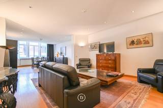 Gemeubeld appartement van 177 m² op de derde verdieping van een gebouw met lift.Het bestaat uit een ruime woonkamer met een salon en een eetkamer en...