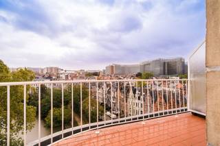 Prachtig, lichtrijk en volledig gerenoveerd appartement op de 9de verdieping met uniek zicht op Square Marie Louise. Ruime leefruimte met...