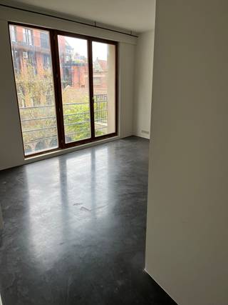 <p><span>ENKEL BEZOEKEN MOGELIJK DOOR VOLGENDE LINK VOLLEDIG EN CORRECT IN TE VULLEN:<br />https://mijnhuurprofiel.be/property/658d4c79-f75a-4d77-8636-7b0039bbd6a4/login<strong><br /><br />Gezellig 1-slaapkamer appartement in hartje Antwerpen</strong><br /><br />Dit charmante appartement, gelegen in een karaktervol gebouw uit 1850, bevindt zich op de Gorterstraat 1 bus 202. Dankzij de centrale ligging geniet u van een aangename woonomgeving met vlotte bereikbaarheid, nabij winkels, openbaar vervoer en andere voorzieningen. De buurt combineert het authentieke karakter van de stad met hedendaags comfort.</span></p>
<p><span>Indeling:</span><br /><span>Het appartement bestaat uit een lichtrijke living met open keuken, uitgerust met een koelkast, kookplaat, oven en dampkap. Verder is er één slaapkamer en een badkamer met douche, enkele lavabo en toilet.</span></p>
<p><span>Onmiddelijk beschikbaar</span></p>
<p><span>Gemeenschappelijke kosten:</span><br /><span>Provisie van €140 per maand (inclusief waterverbruik en verwarming).</span></p>
<p><span>Voor meer informatie of een bezoek:</span><br /><span>Contacteer Xander via Xander@reds.be</span></p>