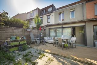 ANDERLECHT, nabij Neerpede, mooie woning van ± 145 m². Het is als volgt ingedeeld: inkomhal met trappenhuis, woon-/eetkamer van ± 35 m², open keuken van ± 15 m², 3 grote slaapkamers (± 35 m², ± 15 m² en ± 12 m²), badkamer, tuin van ± 50 m² met terras van ± 16 m² en kelder/wasruimte. Alle oppervlakten zijn indicatief. EPC : G, 118kg/ (m²/ jaar). Technische aspecten: recente gasboiler, rolluiken (gelijkvloers en slaapkamers). Te bezoeken zonder uitstel! INFORMATIE TREVI NORD: 02.410.10.30.
Bezoek ook onze Facebookpagina Trevi Nord