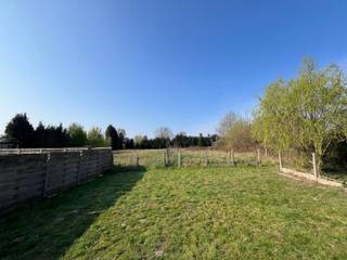<p>Uitstekend gelegen open bebouwing met een mooie tuin van 18 aren aan de achterzijde en een prachtig uitzicht aan de straatzijde over velden!<br />U komt de woning binnen in de inkomhal die toegang geeft tot de woonkamer en de eetplaats. De woning werd grotendeels gerenoveerd en de gelijkvloerse verdieping beschikt over vloerverwarming. Aan de achterzijde ligt de keuken met ontbijthoek.<br />Op de eerste verdieping zijn er 2 slaapkamers en een vernieuwde badkamer. <br />Er is reeds een vaste trap voorzien naar de zolder zodat hier, na de nodige aanpassingswerken, ook slaapkamers kunnen gemaakt worden. <br />Het dak is reeds voorzien van een onderdak, dus je kan onmiddellijk starten met de isolatie en de afwerking van de zolder!<br />Achteraan de woning bevinden zich nog verschillende bijgebouwen die perfect dienst kunnen doen als hobbyruimte en/of opslagruimte(s).<br />De ligging is uitstekend, vlakbij het centrum van Lubbeek en doch op slechts 10 minuten van de oprit van de autostrade te Boutersem en op 7 minuten van het station van Vertrijk !<br />Verwarming met warmtepomp (lucht-water), muren en dak werden aan de binnenzijde geïsoleerd, elektriciteit werd vernieuwd en is conform gekeurd, EPC label C, badkamer, keuken en vloeren vernieuwd! Binnendeuren zijn nog niet aanwezig.</p>