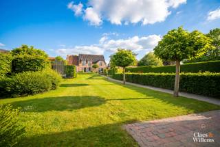 This exceptionally spacious villa is peacefully located in Dilbeek, less than 5 minutes from the E40 motorway with easy access to Brussels. Thanks...