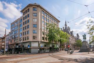 Dit ruime en goed onderhouden kantoor biedt een prachtig uitzicht over de Leopoldplaats en is toegankelijk via twee ingangen: Tabaksvest 91A...