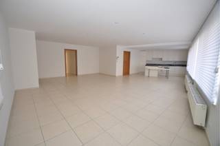Ruim gelijkvloers appartement met aparte inkom gelegen in Westkapelle-dorp in de nabijheid van bakkerij, slagerij, krantenwinkel,... Het appartement omvat: inkomhall met inbouwkasten en gastentoilet, een ruime woonkamer met open, ingerichte keuken met aansluitend de berging met aansluiting voor wasmachine, twee slaapkamers met elk een bad- of douchekamer. <strong>Er kan een garagebox worden bijgehuurd in de residentie mits een meerprijs. Forfait gemeenschappelijke lasten: €65/maand.</strong><br /><br /><u>Er wordt binnenkort een bezoekmoment georganiseerd. Laat ons beslist weten als u hier bij wilt aanwezig zijn via "Vraag nu uw bezoek aan" op onze website.</u><br /><br /><br /><span><strong>Tehuurstelling onder voorwaarden; Zie www.more.be, "bijlagen" en onder voorbehoud van beschikbaarheid.</strong></span>