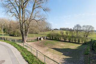 Dit perceel bouwgrond is gelegen op de Blakmeers in Affligem. De oppervlakte bedraagt 2.940 m² en is momenteel ingericht als weide. Het perceel is geschikt voor het bouwen van een open bebouwing en heeft een straatbreedte van ca. 25 meter.<br /><br />De bouwgrond is gelegen in een rustige en groene omgeving en biedt een uniek verzicht op het groen.<br /><br />Er dient rekening gehouden te worden met de geldende stedenbouwkundige voorschriften:<br />- Een minimale bouwlijn van 6 meter<br />- Het hoofdgebouw mag maximaal 15 meter diep zijn op het gelijkvloers en maximaal 12 meter op de verdieping<br />- De huidige hemelwaterverordening is van toepassing<br />- Maximaal 1/3 van de oppervlakte mag verhard worden<br />- In de voortuin is enkel een oprit toegestaan van maximaal 3 meter breed en een toegangspad naar de voordeur van maximaal 1,50 meter breed.<br />- De rest van de voortuin dient aangelegd te worden met beplanting<br /><br />Belangrijk: de vermelde prijs is een richtprijs!