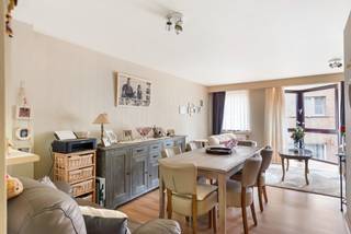 Centraal gelegen opbrengsteigendom (bouwjaar 1993) in centrum Niel, bestaande uit : Gemeenschappelijke inkomhall met meterkast, GLVL :...