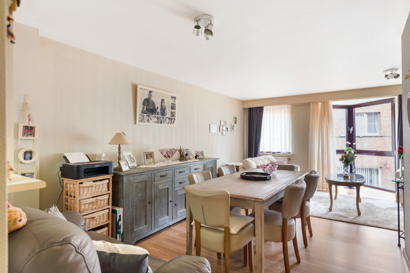 Centraal gelegen opbrengsteigendom met kantoorruimte en 2 bovenliggende appartementen - foto 2