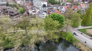 Welkom in dit appartement op het 2de verdiep. <br />De ruime inkomhall met bel en brievenbussen brengt u naar de algemene inkomhal met toegang naar de gemeenschappelijke fietsenberging, de ruime privé berging op -1, en naar de trappenhal.<br /><br />Via de trappen bereik je het 2 de verdiep waar er 3 woonentiteiten zijn.<br />Dit appartement heeft de volgende indeling: inkom, 2 slaapkamers met mooi weids zicht op het water, badkamer met douche en wastafel, berging met de technische verwarming, afzonderlijk toilet, ruime leefruimte met recente ramen en een leefkeuken met een te renoveren keuken.<br />Mogelijkheid voor een ruime garage te kopen met elektrische poort van 25.000 euro.<br />Neem vrijblijvend contact op met maggie@vastgoednorman.be of bel 0479402404 voor een bezoekje bij dit appartement met park en waterpartij dichtbij.