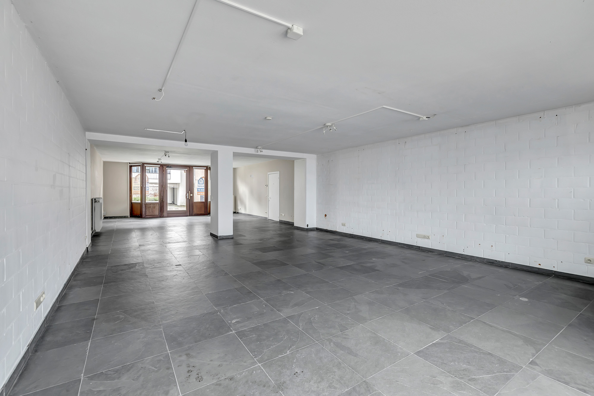 Veelzijdige handelsruimte op centrale ligging met garagebox - foto 2