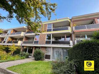 <p><span>Appartement de 2 chambres prêt à emménager, avec 2 terrasses, dans un emplacement de choix !</span></p><p><span>Cet appartement spacieux, lumineux et plein de charme se trouve au premier étage d'un immeuble à taille humaine et bien entretenu, situé dans un quartier calme et verdoyant où il fait très bon vivre. Commerces, parcs, écoles, installations sportives, restaurants, transports en commun et axes routiers sont toujours à proximité. Cet appartement bénéficie d’un bon indice de performance énergétique (EPC), d’une installation électrique conforme, est exempt d’amiante et disponible dès la signature de l’acte de vente. Une opportunité exceptionnelle pour ceux qui recherchent un cadre de vie calme et de qualité, mais aussi pour ceux qui souhaitent réaliser un investissement sans souci offrant un beau rendement.</span></p><p><span> </span></p><p><span>L'agencement est le suivant :</span></p><p><span> </span></p><p><span>Hall d'entrée, pièce à vivre &, cuisine :</span></p><p><span>Dans le hall d’entrée, doté d’un vestiaire encastré et d’un interphone, la sensation d’espace est immédiatement accentuée par la magnifique lumière naturelle qui baigne l’ensemble de l’appartement. Le vaste espace de vie, doté d’une charmante cheminée décorative, se prête parfaitement à l’aménagement d’un salon convivial associé à une grande salle à manger et offre une vue sur la verdure. La cuisine moderne, dotée d’un sol en carrelage d’origine, jouxte l’espace de vie et est équipée d’appareils électroménagers de qualité (plaque à induction, hotte, four, micro-ondes, lave-vaisselle, réfrigérateur et congélateur). De plus, l’espace de travail et de rangement ne manque absolument pas. </span></p><p><span> </span></p><p><span>Chambres, débarras, salle de bains & s toilettes :</span></p><p><span>Les chambres spacieuses (environ 11 & 16 m²) sont situées à l'arrière du bâtiment, encore plus calme, et sont équipées de volets roulants électriques. Votre sommeil ainsi que votre intimité sont garantis. Le débarras séparé est extrêmement pratique, mais peut également être intégré à la chambre pour </span></p><p><span>créer un dressing. La salle de bains, entièrement carrelée, est facile d’entretien et comprend un lavabo rétro, une baignoire-douche combinée ainsi que le raccordement pour la machine à laver. Les toilettes, équipées d’un lavabo, sont séparées.</span></p><p><span> </span></p><p><span>Terrasses & t cave :</span></p><p><span>Avec une terrasse à l’avant comme à l’arrière, vous pouvez profiter du soleil et de l’ombre tout au long de la journée. Que ce soit depuis le salon ou depuis la cuisine, vous avez accès à la terrasse extra-large à l’avant, l’endroit idéal pour prendre un bon repas ou vous détendre après une journée de travail bien remplie, un bon verre à la main ou non. De plus, la terrasse située à l'étage vous permet de profiter de votre espace extérieur même par temps maussade. La terrasse à l'arrière est quant à elle parfaite pour prendre votre café à l'aube. Une cave spacieuse et privative est incluse.</span></p><p><span> </span></p><p><span>Atouts supplémentaires :</span></p><p><span>- Mobiscore 9,4/10</span></p><p><span>- 101 m² selon le PEB</span></p><p><span>- PEB B - 167</span></p><p><span>- Installation électrique conforme</span></p><p><span>- Sans amiante</span></p><p><span>- Double vitrage à haut rendement </span></p><p><span>- Isolation du toit : 10 cm de PUR (2018)</span></p><p><span>- Chaudière à condensation à haut rendement, vers 2022</span></p><p><span>- Volets roulants électriques</span></p><p><span>- Cave</span></p><p><span>- 2 terrasses</span></p><p><span>- Prêt pour la fibre optique</span></p><p><span>- État du bâtiment</span></p><p><span> </span></p>