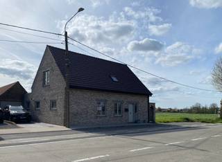 🏡 Woning te koop te Beerst 🏡• Inkom met gastentoilet• Open leefruimte• 3 slaapkamers• 2 badkamers• Aparte wasruimte• Ruime garage met zolder•...