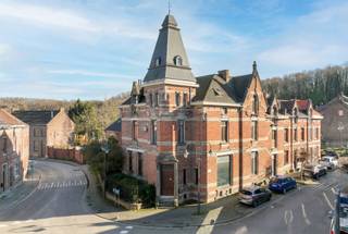 Rebecq, non loin des axes vers Bruxelles, belle propriété de caractère composée de deux grands bâtiments résidentiels entourés d'un beau jardin...