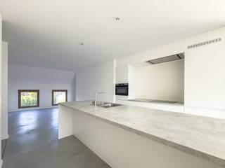 Dit prachtige nieuwbouwappartement (97 m2) op de tweede verdieping is voorzien van alle comfort. Vlotte verbindingen (vlakbij station) door de topligging in Anzegem.  <br /><br /><br />Indeling: <br />- 2 slaapkamers <br />- 1 badkamer (dubbele wastafel en inloopdouche) <br />- Ruime leefruimte (veel lichtinval) <br />- Volledig uitgeruste keuken <br />- Berging<br />- Apart toilet <br />- Zonnig terras<br /><br />Daarnaast zijn bij dit appartement ook inbegrepen: <br />- Ruime berging in ondergrondse parking <br />- 1 Ondergrondse autostaanplaats <br /><br />Ten vroegste beschikbaar december 2026, te bespreken met huidige huurder<br /><br />Het appartement is volledig geschilderd.  <br /><br />Prijs: 875 EUR huurprijs + 50 EUR kosten<br /><br />Interesse? Contacteer Anne-Sophie Rottiers op +32479045893 of anne-sophie@brocor.be