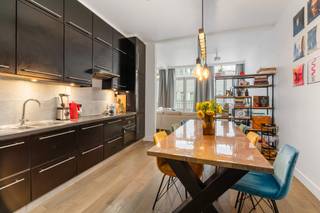 <p><strong>Te koop: Instapklaar wonen op een toplocatie in Antwerpen!</strong></p>
<p>Welkom in dit charmant en instapklaar appartement, waar comfort, licht en een uitstekende ligging perfect samenkomen. Dankzij de hoge plafonds en de grote raampartijen baadt de leefruimte in natuurlijk daglicht. Het gezellig terras achteraan vormt de ideale plek om te genieten van een koffie in de ochtend of een aperitief na het werk.<br />Ook de ligging is een absolute meerwaarde. In deze gegeerde buurt woont u op wandelafstand van het Stadspark, Harmoniepark en Albertpark. Winkels, openbaar vervoer en alle dagelijkse voorzieningen bevinden zich binnen handbereik. Bovendien geniet u van een vlotte verbinding naar het stadscentrum en de belangrijkste invalswegen.<br /><br />Belangrijkste ruimtes:<br />• Woonkamer met hoge plafonds en veel lichtinval<br />• Uitgeruste open keuken<br />• Een ruime slaapkamer<br />• Badkamer met inloopdouche en dubbele wastafel in meubel<br />• Toilet met handenwasser<br />• Wasplaats met ingemaakte kasten<br />• Kelderberging<br /><br />Troeven:<br />• Kleinschalig gebouw met slechts 3 mede-eigenaars<br />• Zonnig terras achteraan<br />• Uitstekende bereikbaarheid, nabij invalswegen, winkels, horeca en openbaar vervoer<br /><br />Neem vandaag nog contact op met je ERA-makelaar voor een bezoek. JOUW DROOMAPPARTEMENT. ZO GEVONDEN!</p>