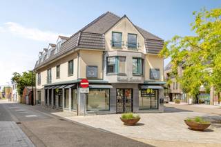 Deze ruime gelijkvloerse handelsruimte van +- 201 m² geniet van een uitstekende zichtlocatie in het bruisende winkelcentrum van Beringen. Dankzij de hoekligging op de Koolmijnlaan en de Steenstraat beschikt het pand over drie ruime vitrinezijden, wat zorgt voor maximale visibiliteit en een aantrekkelijke presentatie naar voorbijgangers toe.<br /><br />Het pand werd jarenlang uitgebaat als kledingboetiek, maar biedt door zijn centrale ligging, uitstekende bereikbaarheid en grote etalageoppervlakte tal van mogelijkheden voor uiteenlopende commerciële activiteiten. Denk hierbij aan een vrij beroep, kapsalon, speciaalzaak, boekenwinkel of andere detailhandel. Bovendien biedt het pand ook potentieel voor een horecazaak, met de bijkomende troef van een voorliggend terras.<br /><br />De handelsruimte omvat een ruime en lichtrijke verkoopruimte, een praktische stockageruimte, een afzonderlijk bureau, een kitchenette, een toilet en een kelderberging die ideaal is voor extra opslag.<br /><br />Bent u op zoek naar een commercieel pand met een uitstekende zichtbaarheid en veelzijdige mogelijkheden op een toplocatie in Beringen? Dan is dit pand zeker een bezoek waard.