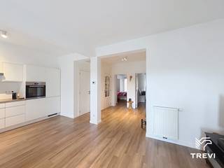 <p><strong>EVERE – Ideaal gelegen in een rustige residentiële wijk aan de Louis Piérardlaan, in de nabijheid van openbaar vervoer en winkels, schitterend 2-slaapkamerappartement van ±81m² bewoonbare oppervlakte gelegen op de 1e verdieping. Het appartement bestaat uit een inkomhal met apart toilet, een ruime en lichte woonkamer van ±24,5m² die toegang biedt tot een aangenaam terras (inclusief wasruimte) en toegang tot de tuin, een open volledig uitgeruste keuken (oven, kookplaat, dampkap, koelkast/vriezer, vaatwasser), evenals twee mooie slaapkamers van ±13,5m² en ±14,5m² en een kelder. Provisie voor lasten van € 50/maand (gemeenschappelijke delen). EPC F! Beschikbaar vanaf 01/11/2026. </strong></p>
<p></p>
<p><u>Op de 1<sup>e</sup> verdieping:</u></p>
<ul>
<li>Inkomhal met apart toilet</li>
<li>Woonkamer van ±24,5m² (5,69 x 4,32) met toegang tot terras, wasruimte, tuin en kelder</li>
<li>Open ingerichte keuken (oven, kookplaat, dampkap, koelkast/vriezer, vaatwasser)</li>
<li>Slaapkamer van ±13,5m² (3 x 4,3)</li>
<li>Slaapkamer van ±14,5m² (2,58 x 5,5)</li>
</ul>
<p></p>
<p>Provisie voor lasten van € 50/maand (gemeenschappelijke delen)</p>
<p></p>
<p>EPC F</p>
