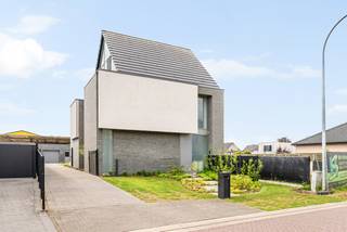 Eigentijdse architectuur ontmoet ultieme flexibiliteit in Retie.<br />Licht, ruimte en topkwaliteit komen samen in deze moderne gezinswoning met een multifunctioneel bijgebouw. Dankzij het hoogwaardige maatwerk en de geavanceerde technieken is deze eigendom volledig klaar voor de toekomst.<br /><br />Indeling:<br />Gelijkvloers: Licht, design en naadloos comfort. De lichte leefruimte valt direct op door de hoge raampartijen en een volledig openende achtergevel. Het interieur ademt luxe met verfijnd maatwerk, waaronder een thuisbureau, bibliotheek en tv-meubel. <br />De open leefkeuken vormt het hart van de woning en is voorzien van een kookeiland, composiet werkblad, Quooker en Miele-apparatuur. De keramische tegelvloer loopt drempelloos door naar het terras.<br />Verdiepingen: Luxe slaapcomfort en zelfstandige studio<br />De eerste verdieping biedt twee slaapkamers en een luxe badkamer met elegant maatwerk. <br />De tweede verdieping beschikt over extra slaapkamers, een studioruimte en eigen sanitair. Deze etage leent zich perfect als zelfstandige studio voor inwonende familie, een tienerflat of een rustig thuiskantoor.<br /><br />Duurzaamheid in optima forma (Energielabel A). De woning blinkt uit in energiezuinigheid en is uitgerust met: Geothermische warmtepomp met vloerwarming én vloerkoeling. Zonnepanelen en een slimme laadpaal op de oprit. <br />Multifunctioneel bijgebouw<br />Achteraan het perceel ligt het vrijstaand bijgebouw. Het biedt maximale privacy en is het ideaal als zorgwoning, gastenverblijf, praktijkruimte of kantoor aan huis.<br /><br /><br />De onderhoudsarme tuin beschikt over sfeerverlichting, een zonneluifel en een gezellige bar. <br />De prachtige moderne woning ligt in een rustige, groene omgeving in Retie met een uitstekende bereikbaarheid: winkels en het centrum liggen op wandelafstand (ca. 700m - 1km) en de snelweg E34 richting Antwerpen en Eindhoven bevindt zich op slechts 2,3 kilometer.<br /><br />Belangrijkste troeven:<br />-Instapklaar<br />-Hoogwaardige maatwerkafwerking in de gehele woning<br />-Flexibel: Uitstekend geschikt voor wonen, werken of zorg aan huis<br />-Toekomstgericht: Energielabel A dankzij geothermie en zonnepanelen