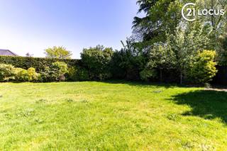 <p><span>Sommige woningen bieden ruimte. Deze woning biedt mogelijkheden.</span></p>
<p><span>Met maar liefst 276 m² bewoonbare oppervlakte op een perceel van 1.025 m² combineert deze vernieuwde villa een uitzonderlijk ruimtegevoel met een centrale ligging in het hart van Melsele.</span></p>
<p><span>Van zodra u binnenkomt, valt de royale leefruimte van circa 60 m² op. Grote raampartijen zorgen voor een aangename lichtinval en creëren een warme verbinding met de tuin. De geïnstalleerde keuken met aansluitende bijkeuken en berging maakt het dagelijkse leven bijzonder comfortabel.</span></p>
<p><span>Op de verdieping bevinden zich vier volwaardige slaapkamers en een ruime badkamer. Daarnaast beschikt de woning over extra ruimtes die perfect kunnen dienen als bureau, speelkamer, hobbyruimte of praktijk aan huis.</span></p>
<p><span>Buiten geniet u van een zonnige zuidwestgerichte tuin waar rust en privacy centraal staan. Met een garage, twee inpandige parkeerplaatsen en drie extra staanplaatsen voor de woning is parkeren nooit een zorg.</span></p>
<p><span>Dankzij het EPC van 207 kWh/m²/jaar, de conforme elektrische installatie en de goede algemene staat is deze woning bovendien meteen klaar voor haar volgende bewoners.</span></p>
<p><span>Een ideale thuis voor gezinnen die ruimte zoeken, voor zelfstandigen die wonen en werken willen combineren of voor wie simpelweg geen compromissen wil sluiten op vlak van comfort.</span></p>
<p><span>Ontdek zelf het gevoel van ruimte tijdens een bezoek.</span></p>