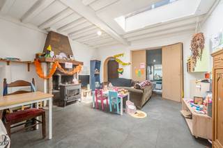 <p>Kangoeroe woning in Gent met atelier en tuin nabij het centrum.</p>
<p>Deze veelzijdige woning in de Myosotisstraat combineert comfortabel wonen met tal van professionele mogelijkheden. Dankzij de aparte atelier- en werkruimte is dit pand perfect geschikt voor vrije beroepen, zelfstandigen of als kangoeroewoning. De woning beschikt over meerdere leefruimtes, 4 slaapkamers en 2 badkamers, waardoor ze ideaal is voor grote gezinnen of gecombineerd wonen en werken. Achter de loods bevindt zich bovendien een mooie tuin van 118 m² waar je in alle rust kan genieten. De ligging in een residentiële en handelsgerichte buurt nabij scholen en het centrum van Gent zorgt voor extra comfort in het dagelijkse leven.</p>
<p> </p>
<p>Belangrijkste ruimtes:<br />• Woonkamer met aangename leefruimte en veel mogelijkheden<br />• Living geschikt als extra zithoek of polyvalente ruimte<br />• Twee keukens met praktische indeling<br />• 4 slaapkamers met flexibele invulling<br />• 2 badkamers<br />• Atelier/werkruimte voor uiteenlopende professionele of creatieve doeleinden<br />• Kelder voor extra stockage<br />• Bergingen voor praktische opbergruimte<br />• Wasplaats<br />• Tuin van 118 m² achter de loods</p>
<p>Troeven:<br />• Perfecte mogelijkheid voor vrije beroepen of als kangoeroewoning<br />• Ruim atelier/werkruimte met talloze gebruiksmogelijkheden<br />• Mooie tuin van 118 m² achter de loods</p>
<p>Neem vandaag nog contact op met je makelaar voor een bezoek. JOUW DROOMHUIS. ZO GEVONDEN!</p>