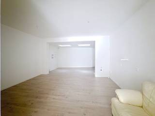 Ontdek dit aantrekkelijke, recentelijk vernieuwde handelspand te koop van 84 m², gelegen op een absolute toplocatie aan de voet van de Kursaal Oosthelling in het bruisende hart van Oostende. Dit pand geniet van een uitstekende commerciële ligging, op een boogscheut van het stadscentrum en pal naast het prestigieuze casino.Het pand is recentelijk onder handen genomen, waardoor u kunt starten in een moderne en verzorgde omgeving.Comfortabele sanitaire voorzieningen zijn reeds aanwezig.Een brede glazen vitrine van maar liefst 5 meter biedt een uitstekende visibiliteit Het pand is voorzien van radiatoren en wordt verwarmd op gas.Huurwaarborg: 3 maanden huur.Onroerende Voorheffing: Ten laste van de huurder.Dit handelspand biedt een unieke kans om uw commerciële activiteiten te ontplooien op een absolute A-locatie in Oostende. Mis deze kans niet!Bent u gecharmeerd door de mogelijkheden die dit handelspand biedt?Neem vandaag nog contact met ons op voor meer informatie of om een bezichtiging te plannen.