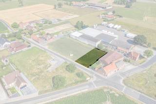 Cette nouvelle division a été récemment achevée à la périphérie d'Emelgem, dans le district d'Izegem. De ce fait, nous trouvons ces 4 lots dans la meulebeeksestraat destinés à un bâtiment ouvert. Vivre ici, c'est profiter d'un environnement rural, mais aussi d'une connexion fluide vers Tielt, Kachtem, Ingelmunster et, bien sûr, Izegem. Il n'y a aucune obligation de construction, donc l'acheteur final est libre de choisir avec quel entrepreneur, quel promoteur,... il veut travailler. Il existe des règles d'attribution flexibles qui peuvent être demandées. Le lot 4 est désormais mis en vente au prix initial de 175 000 euros, une offre supérieure au prix fixé étant présentée aux propriétaires. Ce lot couvre 791 m² et a une largeur de parcelle de 19,53 m. Le terrain est orienté au nord, vous pouvez donc également y profiter des zones ensoleillées et ombragées. Vous souhaitez réaliser votre nouveau rêve de vie ici ?Alors contactez-nous dès aujourd'hui pour plus d'informations !Le bien est proposé selon la formule Power-sale. Du 10/07/2026 00:00 au 31/07/2026 00:00, vous pouvez visiter le bien sur rendez-vous et faire une offre. Le prix affiché est un prix indicatif. Pour plus d'informations, veuillez contacter le responsable du dossier.Registre des mesures: non