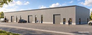 Bent u op zoek naar een kwalitatieve nieuwbouwbedrijfshal op een uitstekend bereikbare locatie? Dan zijn deze drie nieuwbouwloodsen op Europark 5 te Lanaken zeker een bezoek waard.<br /><br />Gelegen op het bedrijventerrein Europark geniet u van een strategische ligging vlak bij de Nederlandse grens en op korte afstand van Maastricht, Bilzen, Genk en de E314. Hierdoor vormt deze locatie de ideale uitvalsbasis voor ondernemingen actief in opslag, logistiek, productie, groothandel of ambachtelijke activiteiten.<br /><br />De loodsen worden opgetrokken met duurzame materialen en afgewerkt volgens hedendaagse normen. Dankzij de vrije hoogte van 7,40 meter, de ruime sectionaalpoorten en de onderhoudsvriendelijke gepolierde betonvloer zijn de bedrijfsruimtes geschikt voor uiteenlopende professionele toepassingen.<br /><br /><u><strong>Technische kenmerken loodsen: </strong></u><br /><em><u><strong>Hal 1 (beschikbaar)</strong></u></em><br />- Bruikbare vloeroppervlakte: 413 m²<br /><em>(breedte: 24,37 meter - lengte: 17,50 meter - hoogte: 7,40 meter)</em><br />- Vloer: Gepolierde beton<br /><span>- Sectionaalpoort: 4 meter breed & 4,2 meter hoog</span><br /><span>- Deuren (4 stuks): 1,2 meter breed & 2,4 meter hoog </span><br /><span>- Aantal parkeerplaatsen: 3-4 parkeerplaatsen</span><br /><br /><em><u><strong><span>Hal 2 (beschikbaar)</span></strong></u></em><br /><span>- Bruikbare vloeroppervlakte: 400 m²</span><br /><em><span>(breedte: 22,86 meter - lengte: 17,50 meter - hoogte: 7,40 meter)</span></em><br /><span>- Vloer: Gepolierde beton</span><br /><span>- Sectionaalpoort: 4 meter breed & 4,2 meter hoog</span><br /><span>- Deuren (2 stuks): 1,2 meter breed & 2,4 meter hoog </span><br /><span>- Aantal parkeerplaatsen: 3-4 parkeerplaatsen</span><br /><br /><em><u><strong><span>Hal 3 (beschikbaar)</span></strong></u></em><br /><span>- Bruikbare vloeroppervlakte: 400 m²</span><br /><em><span>(breedte: 22,86 meter - lengte: 17,50 meter - hoogte: 7,40 meter)</span></em><br /><span>- Vloer: Gepolierde beton</span><br /><span>- Sectionaalpoort: 4 meter breed & 4,2 meter hoog</span><br /><span>- Deuren (2 stuks): 1,2 meter breed & 2,4 meter hoog </span><br /><span>- Aantal parkeerplaatsen: 3-4 parkeerplaatsen</span><br /><br />Verder worden er ook gemeenschappelijke toiletten voorzien. <br /><br /><u><strong>Huurvoorwaarden</strong></u><br /><strong><span>- Maandelijkse huurprijs: </span></strong><span>2.200,00 EUR/entiteit + BTW</span><br />- <strong>Waarborg</strong>: 3 maanden<br />- Onroerende voorheffing, nutsvoorzieningen en verbruik ten laste van de huurder. <br />- Beschikbaar <span>vanaf oktober 2026</span><br /><br />De pluspunten van deze bedrijfshallen? <br />✔ Strategische ligging nabij Nederland en belangrijke verbindingswegen<br />✔ Geschikt voor opslag, logistiek, productie en ambachtelijke activiteiten<br />✔ Nieuwbouw met kwalitatieve en duurzame afwerking<br />✔ Vrije hoogte van 7,40 meter voor optimale benutting van de ruimte<br />✔ Ruime sectionaalpoorten voor een vlotte toegankelijkheid<br /><br />👉 Onder downloads/bijlagen kan u de plannen van de loodsen raadplegen<br />👉 Bekijk de<span> </span><strong><span>video </span></strong>en ontdek hoe deze nieuwe bedrijfsruimtes vorm krijgen!<br /><em>https://www.youtube.com/shorts/_UrdzTBv8MY?feature=share</em><br /><br />Wenst u graag meer informatie of een bezichtiging bij één van deze bedrijfshallen? <br />Contacteer ons gerust op het nummer <span><strong>+32 (0)89 23 44 22</strong></span> of mail naar <span><strong>info@immoverslegers.be</strong></span><span>!</span>