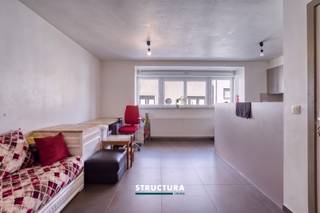 Découvrez cet intéressant immeuble de rapport à Denderleeuw, composé de deux appartements entièrement indépendants. Grâce à son excellente situation, son double garage, son grand jardin et ses deux logements de qualité, cette propriété représente une opportunité idéale pour les investisseurs, une occupation multigénérationnelle ou une combinaison entre occupation personnelle et mise en location.L'immeuble génère actuellement un revenu locatif mensuel de 1.570 €, soit un revenu locatif annuel de 18.840 €, ce qui en fait un investissement particulièrement attractif.Le premier étage accueille un appartement soigné d'environ 70 m², comprenant un lumineux séjour, une cuisine équipée, une spacieuse chambre, une salle de bains ainsi qu'une agréable terrasse.Les deuxième et troisième étages sont occupés par un spacieux appartement en duplex d'environ 110 m², composé d'un agréable séjour, d'une cuisine équipée, de deux chambres à coucher, d'une salle de bains et de deux terrasses, permettant de profiter pleinement des espaces extérieurs à tout moment de la journée.Dans le garage, chaque appartement bénéficie en outre de deux grandes caves privatives, offrant un vaste espace de rangement. Un double garage complète l'ensemble et assure un confort supplémentaire ainsi que de nombreuses possibilités de stationnement.À l'arrière du bâtiment, un grand jardin constitue un véritable atout et offre un agréable espace vert aux occupants.Situé dans un quartier facilement accessible de Denderleeuw, à proximité des commerces, des écoles, des transports en commun et des principaux axes routiers, cet immeuble de rapport réunit tous les atouts recherchés par un investisseur. La combinaison de deux appartements attractifs, de plusieurs terrasses, de vastes espaces de rangement privatifs, d'un double garage, d'un grand jardin et d'un rendement locatif immédiat fait de ce bien une excellente opportunité d'investissement offrant un potentiel locatif stable.PEB App. 1 : 85 kWh/(m².an) – Code unique (CU) : 20260713-0003913154-RES-1PEB App. 2 : 108 kWh/(m².an) – Code unique (CU) : 20220330-0002556312-RES-1Mesures administratives reprises dans le registre des mesures : non.