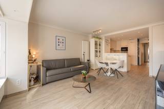 Volledig gerenoveerd appartement gelegen in het gegeerde Duinbergen, een buurt die bijzonder gewaardeerd wordt om haar unieke combinatie van rust...