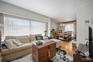 KIJKDAG OP 10/10 *** Reserveer je tijdsslot via www.polares.eu ***<br /><br />Dit ruime appartement van ongeveer 98 m² is gelegen in Nederokkerzeel en beschikt over een aangename en praktische indeling. De leefruimte sluit aan op de keuken en de berging. Daarnaast zijn er twee slaapkamers en een badkamer met ligbad, enkele wastafel en aansluiting voor de wasmachine.<br /><br />Een extra troef is het balkon/terras, waar u in alle rust van de buitenlucht kunt genieten. Bij het appartement horen eveneens een garage en een privatieve kelder, wat zorgt voor extra bergruimte en parkeermogelijkheid.<br /><br />Het appartement is op te frissen en biedt de mogelijkheid om het naar eigen smaak en wensen in te richten. Er is geen lift aanwezig. De maandelijkse gemeenschappelijke kosten zijn zeer laag.<br /><br />Ook op technisch vlak biedt deze woning enkele belangrijke troeven: er is geen asbest aanwezig, de elektrische installatie werd volledig vernieuwd met nieuwe leidingen, stopcontacten en lichtschakelaars, en is conform gekeurd. Bovendien geldt er geen renovatieverplichting. De plannen en beschikbare attesten zijn te raadplegen op onze website.<br /><br /><br />Een ruim en praktisch appartement met twee slaapkamers, balkon/terras, garage en kelder, gelegen in Nederokkerzeel en met zeer lage maandelijkse kosten.