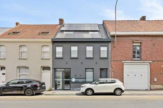 TOPGELEGEN commercieel handelspand met appartement. Bruikbare oppervlakte van 300 m2. Veel potentieel op een ZICHTLOCATIE! Ideaal voor vrije...