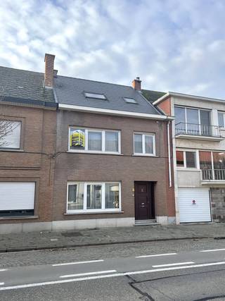 Deze ruime en centraal gelegen gezinswoning bevindt zich in het hart van Herent, op slechts enkele minuten van Leuven. Dankzij de uitstekende bereikbaarheid via belangrijke invalswegen en het openbaar vervoer geniet de woning van een bijzonder gunstige ligging voor gezinnen, pendelaars en wie comfortabel dichtbij de stad wil wonen.<br />De woning is gelegen op een perceel van 3 are en beschikt over een achterliggende toegang, waar zich tevens de garage bevindt. Door haar royale indeling en de aanwezigheid van meerdere leef- en sanitaire ruimtes biedt deze eigendom tal van mogelijkheden, waaronder het creëren van een kangoeroewoning of het comfortabel samenwonen van meerdere generaties of gezinnen.<br />Bij het betreden van de woning kom je in de inkomhal, die toegang geeft tot een lichtrijke en ruime leefruimte met aansluitende eetplaats. De keuken sluit hier naadloos op aan en beschikt over een praktische berging. Op het gelijkvloers bevinden zich verder een badkamer met douche, een apart gastentoilet en een afzonderlijke ruimte die perfect kan dienen als bureau, praktijkruimte of extra slaapkamer. Vanuit de keuken bereik je het overdekte terras en de aangename tuin, waar je in alle rust van zonnige dagen kunt genieten.<br />Op de eerste verdieping geeft de nachthal toegang tot twee volwaardige slaapkamers met veel natuurlijke lichtinval. Daarnaast bevindt zich hier een tweede badkamer, uitgerust met een ligbad, wat het comfort voor grotere gezinnen extra verhoogt.<br />De tweede verdieping omvat een bijzonder ruime kamer, momenteel ingericht als extra leefruimte, maar eenvoudig op te delen in twee bijkomende slaapkamers. Bovendien is hier een kitchenette aanwezig, wat deze verdieping bijzonder interessant maakt voor inwonende familieleden, oudere kinderen of een semi-afzonderlijke wooneenheid. Hierdoor leent de woning zich uitstekend tot kangoeroewonen of een meergezinsconcept.<br />Verder beschikt de woning over meerdere ruime kelders, bereikbaar zowel via de inkomhal als via een vaste trap vanuit de keuken. Deze ruimtes bieden tal van mogelijkheden als berging, hobbyruimte of extra stockage.<br />Achteraan het perceel bevindt zich een garage, bereikbaar via een gemeenschappelijke toegangsweg.<br />Naast haar ruime indeling en veelzijdige karakter werden de voorbije jaren ook belangrijke energetische investeringen uitgevoerd. Zo werd het dak vernieuwd in 2019 en werden zonnepanelen met een hybride omvormer geplaatst. In combinatie met de condenserende gasketel en bijkomende isolatie resulteert dit in een gunstig EPC-label B. De woning biedt hierdoor niet alleen veel ruimte en comfort, maar ook een energiezuinige en toekomstgerichte woonoplossing.<br />Deze instapklare woning combineert een centrale ligging nabij Leuven met een uitzonderlijk ruimtegevoel en diverse gebruiksmogelijkheden. Ze is dan ook de ideale thuis voor grote gezinnen, samengestelde gezinnen, kangoeroewonen of het samenleven van meerdere generaties onder één dak.