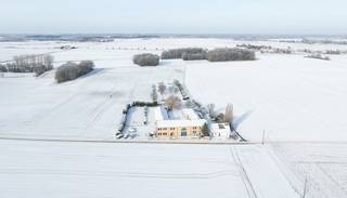 Te midden van de velden, op een schilderachtige locatie, bevindt zich dit buitengewone pand. Aan de straatzijde en de rechtervleugel bevinden...
