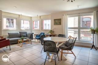 Gelegen in de Hertogstraat 10, een rustige zijstraat van de Kraanlei, bevindt u zich midden in het historische centrum van Gent. De Vrijdagmarkt, het Gravensteen, de Korenmarkt en tal van gezellige restaurants, cafés en winkels bevinden zich op wandelafstand.<br /><br />Het instapklare appartement, in Residentie Minnepand, is gelegen op de eerste verdieping en verwelkomt u betreedt het appartement via een ruime inkomhal met gastentoilet en praktische berging. De lichtrijke leefruimte staat in directe verbinding met de aparte keuken.<br /><br />Verder beschikt het appartement over twee volwaardige slaapkamers, elk met hun eigen sanitair. De master bedroom heeft een aansluitende, ruime badkamer met dubbele lavabo, ligbad en toilet. De tweede slaapkamer beschikt over een eigen badkamer met douche en lavabo, wat extra comfort en privacy biedt.<br /><br />Tot slot hoort bij het appartement ook een ondergrondse kelderberging<br /><br />Is dit appartement op unieke locatie iets voor u? Plan dan uw afspraak in via onze website hertogstraat10.rosseel.be.<br /><br />Indien meerdere keren de vraagprijs wordt geboden, behoudt de eigenaar zich het recht om eventueel onder gesloten enveloppe te laten bieden door degenen die de vraagprijs boden.