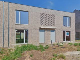 Lot 14 is een moderne halfopen bebouwing in opbouw. Gelegen op een toplocatie in Mariakerke, vlakbij het Park <span>Claeys-Bouüaert.<br />Deze woning staat ruwbouw-winddicht momenteel en kan tamelijk snel instapklaar gemaakt worden. Moderne bouwstijl : 2 bouwlagen met plat dak. <br />GELIJKVLOERS : inkom, wc, ruime living, open keuken met eiland, berging.<br />EERSTE VERDIEPING: 1 grote slaapkamer voor de ouders, 2 identieke kinderkamers, ingerichte badkamer met inloopdouche, ligbad, badkamermeubel met dubbele lavabo, aparte wc en technische ruimte.<br />Ruime tuin met goede oriëntatie.<br />Deze woning wordt volledig afgewerkt aangeboden met ingerichte keuken en badkamer, bevloering en vloerverwarming. </span><br />Energieneutrale woning (E-peil -7!) dankzij het doorgedreven isolatiepakket, warmtepomppanelen (PVT) met vloerverwarming en ventilatiesysteem D. Hiermee voldoet deze woning dus aan alle normen voor de toekomst en bespaar je op je woonkost.<br /><br />De prijs is excl. btw en kosten. Download de brochure op https://durabrik.immo/mariakerke<br /><br />Heb je vragen? Contacteer dan je bouwadviseur via 09 280 60 60 of mail naar info@durabrik.be.<br />Inspiratie opdoen? Ontdek onze kijkwoningen op https://www.durabrik.be/nl/kijkwoningen<br /><br />* Afbeeldingen en oppervlaktes zijn indicatief.<br />