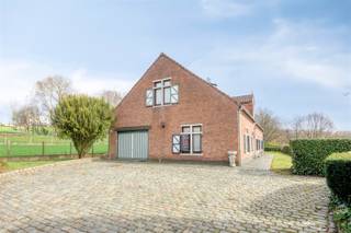 Gelegen op een swing van de Winge Golf en Country Club, vlakbij het Gouden Kruispunt en alle belangrijke invalswegen, zijn wij verheugd deze...