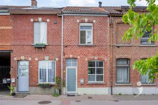 Prachtig gerenoveerde gezinswoning op een toplocatie. De woning beschikt over een ruime leefruimte, tot in de puntjes afgewerkt met een moderne...