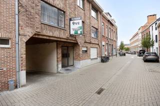 Deze garagebox (box 9) bevindt zich op een absolute topligging in het centrum van Leuven. In een buurt waar parkeergelegenheid bijzonder schaars is, vormt dit een uitstekende investerings- én gebruikskans.<br /><br />De garageboxen zijn achterin gelegen en maken deel uit van een verzorgd geheel van 18 garageboxen en 1 staanplaats. Ideaal voor wie een veilige en vlot bereikbare parkeer- of opslagruimte zoekt. De daken werden recent volledig vernieuwd. <br /><br />Interesse of meer informatie?<br />0474 386393<br />lotte@immogve.be