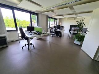 Uniek kantoorgebouw met magazijnruimte en opslagmogelijkheden (vroegere kantoren van CANON Michiels) te koop te Westmeerbeek. De eigendom is...