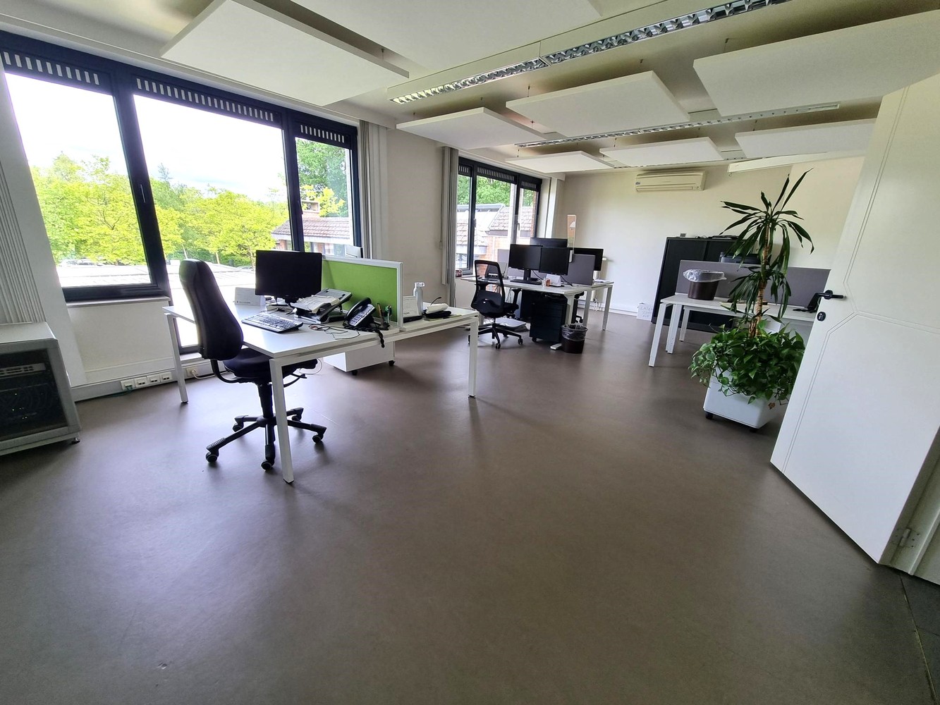 Kantoorgebouw met vergaderzalen en opleidingslokalen, bruto vloeropp 1146m² op een perceel van 44a48ca. - foto 3