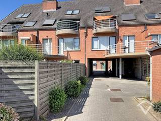 Dit instapklaar appartement is gelegen op de eerste verdieping en bestaat uit: lift - inkomhal - living met aansluitend groot zonneterras - keuken - ruime berging - badkamer - toilet - 2 slaapkamers - garage - gemeenschappelijke fietsenberging. <br /><br />Troeven van dit appartement:<br />- instapklaar <br />- groot terras <br />- EPC label B<br />- gemeenschappelijke autowasplaats <br />- gemeenschappelijke fietsenberging <br /><br />Met een gunstige locatie in Torhout, is dit appartement ideaal voor wie op zoek is naar rust en comfort, maar toch dicht bij alle voorzieningen wil wonen.