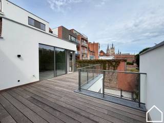 Appartement 0102 is gelegen op de eerste verdieping van Residentie Melrose Place en heeft een totale oppervlakte van 92m². Met daarbij een noord-oost georiënteerd terras van 35 m². Het appartement beschikt over 1 slaapkamer.<br /><br />Residentie MELROSE PLACE omvat 6 ruime appartementen met 1 of 2 slaapkamers en één studio op de<br />gelijkvloerse verdieping bij fase 1 (Rijselstraat). In een latere fase van dit project (Merghelynckstraat) worden er<br />1duplex-appartement , 4 lofts en 1 bestaande loft gerealiseerd.<br /><br />Verder is er ook een mogelijkheid tot aankopen van autostaanplaats en/of garage.<br /><br />Bij het ontwerp werd gekozen om exclusieve en betaalbare appartementen te ontwikkelen.<br /><br />Ook de ligging van residentie MELROSE PLACE is één van de grote pluspunten, de residentie is gelegen in<br />het hart van de stad, waar alle voorzieningen (bakkerij, slagerij, apotheek,…) na bij zijn. Er is ook een vlotte<br />verbinding met de Noorderring die u vlot tot de oprit van de A19 brengt.<br />